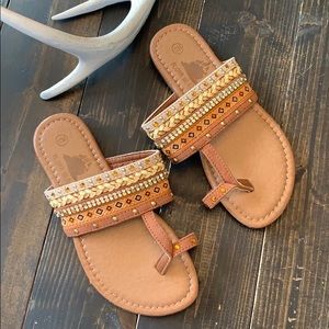 🌻 WHOA! CUTE SANDALS 🌻